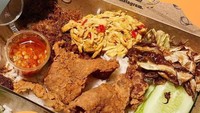 Nasi Kulit PPK, yang cabangnya juga banyak ditemukan di Jabodetabek juga menawarkan nasi kulit dengan harga terjangkau. Modal Rp 18.000 bisa makan nasi kulit, dengan lalapan dan sambal pedas. Foto: Instagram Restaurant/Shop