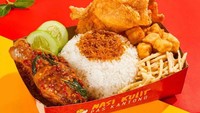 Punya beberapa cabang di daerah Jakarta, Nasi kulit Pas Kantong sesuai namanya menawarkan nasi kulit ayam kriuk dengan sambal matah seharga Rp 15.000 saja. Foto: Instagram Restaurant/Shop