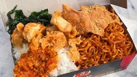 Nasi Kulit Jempolan di Pademangan, punya konsep nasi kulit aneka lauk. Kalau mau coba paket hematnya, cukup keluarkan Rp 15.00 sudah dapat nasi kulit dan sambal pedas. Foto: Instagram Restaurant/Shop