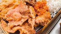 Dengan harga Rp 16.500, sudah bisa makan kenyang nasi dengan kulit ayam bertabur serundeng dari Nasi Kulit Malam Minggu, yang memiliki puluhan cabang di Jabodetabek. Foto: Instagram Restaurant/Shop
