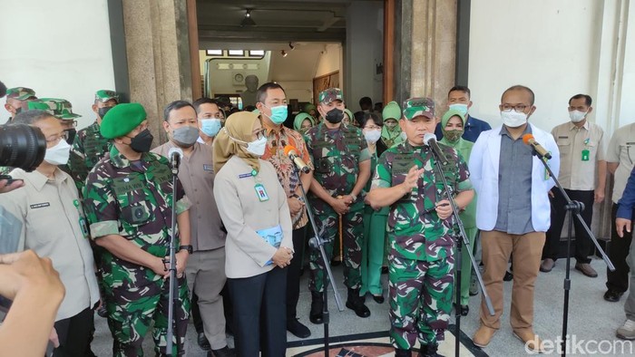 KSAD Jenderal Dudung Abdurachman menjenguk istrik Kopda Muslimin di RSUP dr. Kariadi, Semarang, Senin (25/7/2022).
