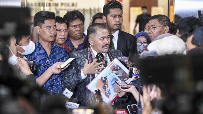Kuasa hukum keluarga Brigadir J, korban peristiwa dugaan baku tembak antaranggota Polisi di rumah dinas Kepala Divisi Propam Polri Irjen Pol. Ferdy Sambo, Kamaruddin Simanjuntak (tengah) menunjukkan bukti foto korban usai pelaporan di Bareskrim Mabes Polri, Jakarta, Senin (18/7/2022). Menurut kuasa hukum dari keluarga almarhum Brigadir J, kedatangannya tersebut sebagai langkah hukum dengan melaporkan kejadian baku tembak yang terjadi pada Jumat (8/7) lalu ke Bareskrim Mabes Polri. ANTARA FOTO/M Risyal Hidayat/hp.