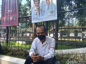 Kurnia sang Guru Honorer Bandung yang Menanti Kepastian