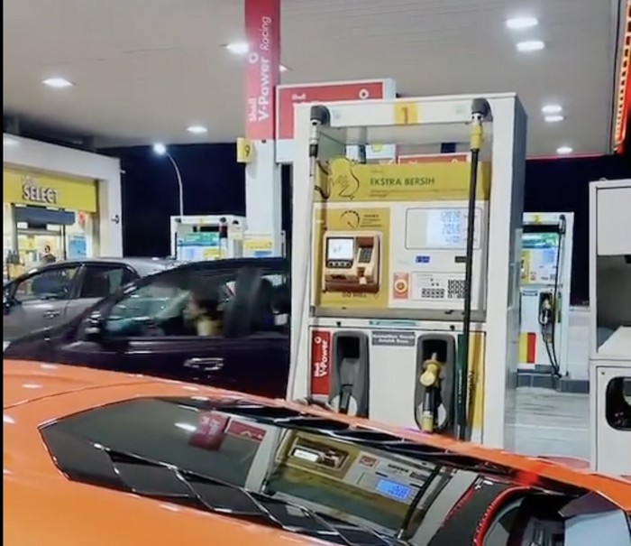 Lamborghini isi bensin di SPBU Malaysia
