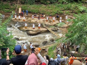 Seniman dan Budayawan Larung Ikan Demi Lestarikan Kali Brantas Kota Malang