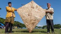 Hal itu dibuktikan dengan adanya situs pra sejarah lukisan layang-layang di Goa Sugi Patani, Liangkabori, Muna. Keunikan dari layangan Kaghati Kolope semua bahannya terbuat dari alam yang tumbuh di daratan Pulau Muna.