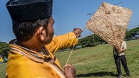 Layang-layang Kaghati Kolope siap diterbangkan di Pulau Muna, Sulawesi Tenggara, Sabtu (23/7/2022).  