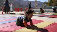 Seorang bayi mengikuti kompetisi merangkak di Mallasa, La Paz, Bolivia, Minggu, 24 Juli 2022.