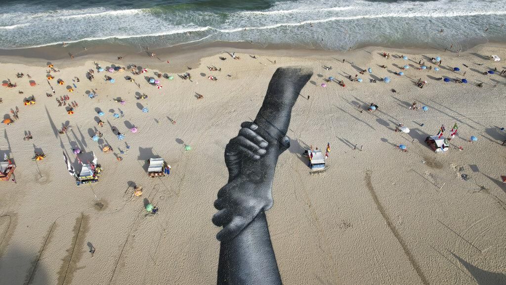 Seniman Ini Bikin Lukisan Raksasa di Pantai Rio de Janeiro