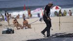 Seniman Ini Bikin Lukisan Raksasa di Pantai Rio de Janeiro