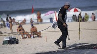 Seniman bernama asli Guillaume Legros tersebut melukis di atas hamparan pasir seluar 1.500 meter persegi di Copacabana.  