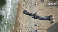 Seniman Prancis, Saype, melanjutkan proyek globalnya melukis di hamparan Bumi. Kali ini, dia ke Pantai Copacabana, Rio de Janiero, Brazil, sekaligus untuk pertama kalinya berkreasi di pantai Amerika Latin.  