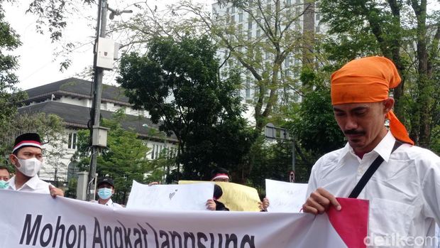 Maulana, guru honorer menyuarakan aspirasi di Gedung Sate.