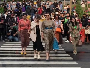 Mayangsari Tenteng Tas Branded Ikutan Citayam Fashion Week