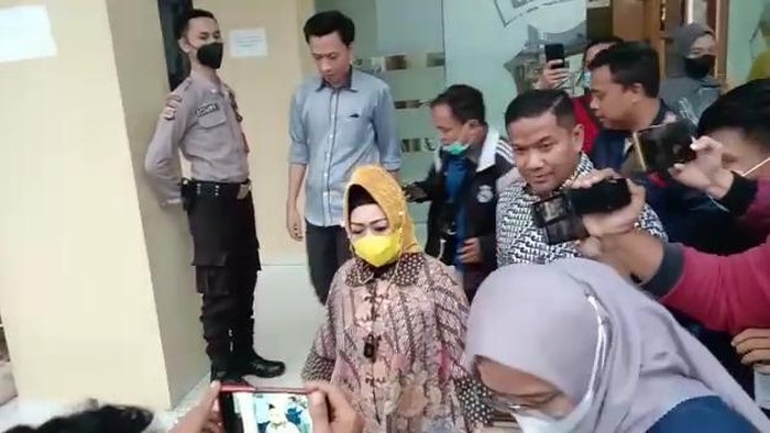 Kadis Kesehatan Provinsi Lampung, Dr. Reihana Wijayanto meninggalkan Polda Lampung usai diperiksa selama 5 jam. Foto: Tommy Saputra/detikSumut