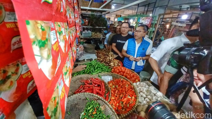 Mendag Zulhas saat melakukan sidak ke Pasar Cicalengka