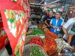 Sidak ke Pasar Cicalengka, Mendag Zulhas: Harga Minyak Sudah Jinak