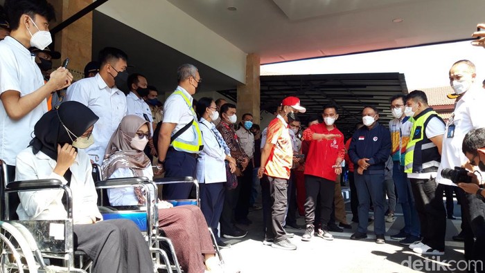 Menpora Zainudin Amali dan Gibran Rakabuming Raka meninjau kesiapan Bandara Adi Soemarmo menyambut kedatangan atlet ASEAN Para Games 2022, Senin (25/7/2022).