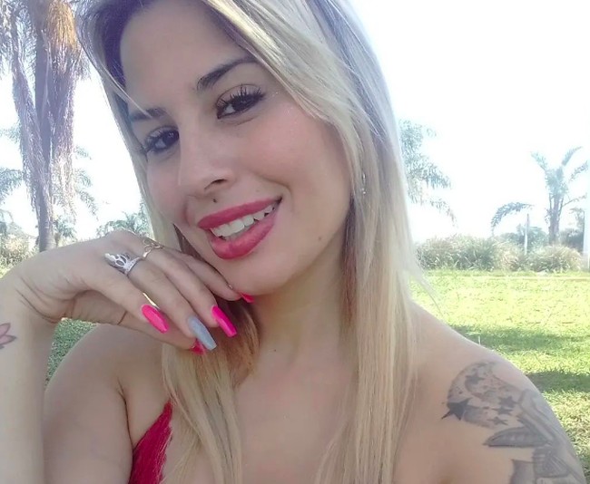 Miguelina Fredes adalah seorang guru sekolah dasar yang punya sisi gelap yang selama ini disembunyikannya. Dia mendapatkan penghasilan sampingan dari berjualan konten seksi di platform OnlyFans. Foto: dok. Instagram/@fredesmigue