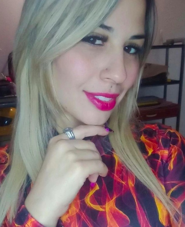 Foto sensual dengan busana berbahan tipis hingga pamer belahan dada dipamerkannya di media sosialnya yang membuat wali murid geram. Para orang tua pun mengetahui bahwa Miguelina memiliki akun OnlyFans. Orang tua kemudian menuntut agar Miguelina dipecat dari sekolah tersebut. Foto: dok. Instagram/@fredesmigue