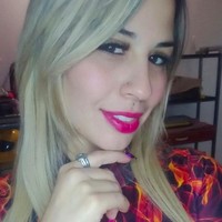 Foto sensual dengan busana berbahan tipis hingga pamer belahan dada dipamerkannya di media sosialnya yang membuat wali murid geram. Para orang tua pun mengetahui bahwa Miguelina memiliki akun OnlyFans. Orang tua kemudian menuntut agar Miguelina dipecat dari sekolah tersebut. Foto: dok. Instagram/@fredesmigue