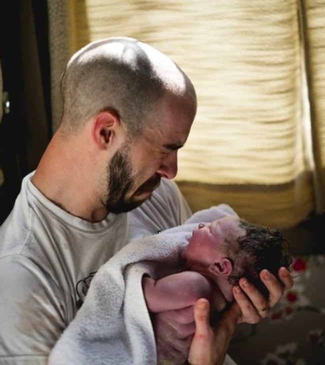 Seperti dikutip dari Brightside, Kirstie Perez dikenal sebagai fotografer yang punya keahlian menangkap momen ketika seorang pria baru menjadi ayah. Foto: Instagram/@kpphotoinc