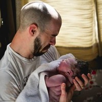 Seperti dikutip dari Brightside, Kirstie Perez dikenal sebagai fotografer yang punya keahlian menangkap momen ketika seorang pria baru menjadi ayah. Foto: Instagram/@kpphotoinc