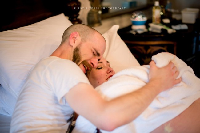 Melihat buah hatinya lahir, tak ayal membuat dia terharu hingga menangis. Foto: Instagram/@kpphotoinc