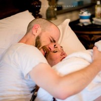 Melihat buah hatinya lahir, tak ayal membuat dia terharu hingga menangis. Foto: Instagram/@kpphotoinc