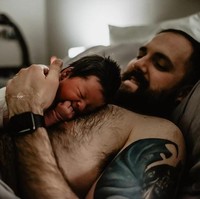 Kirstie Perez, seorang fotografer yang juga doula (pendamping persalinan profesional), sudah menyaksikan ratusan ekspresi wajah gembira hingga haru para ayah yang bertemu bayi mereka untuk pertamakalinya. Foto: Instagram/@kpphotoinc