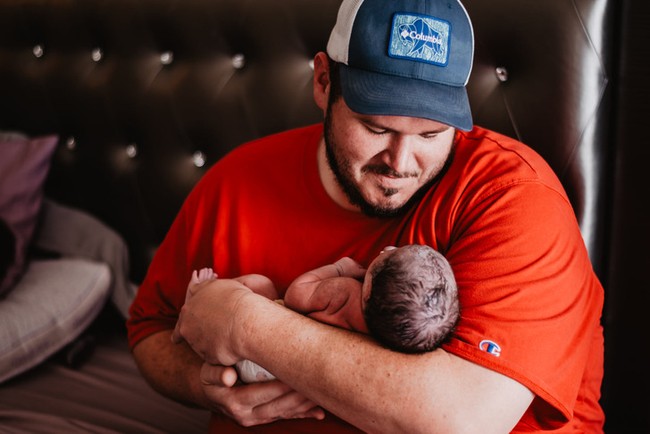Pelukan dan belaian kasih sayang dapat membuat sang buah hati lebih tenang dan merasa aman di momen awal kelahirannya. Foto: Instagram/@kpphotoinc