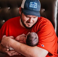 Pelukan dan belaian kasih sayang dapat membuat sang buah hati lebih tenang dan merasa aman di momen awal kelahirannya. Foto: Instagram/@kpphotoinc