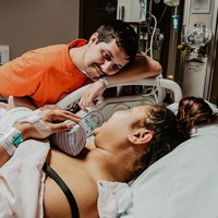 Tak ada momen lebih membahagiakan dari membawa bayi yang baru lahir dalam pelukan hangat seorang ayah. Foto: Instagram/@kpphotoinc