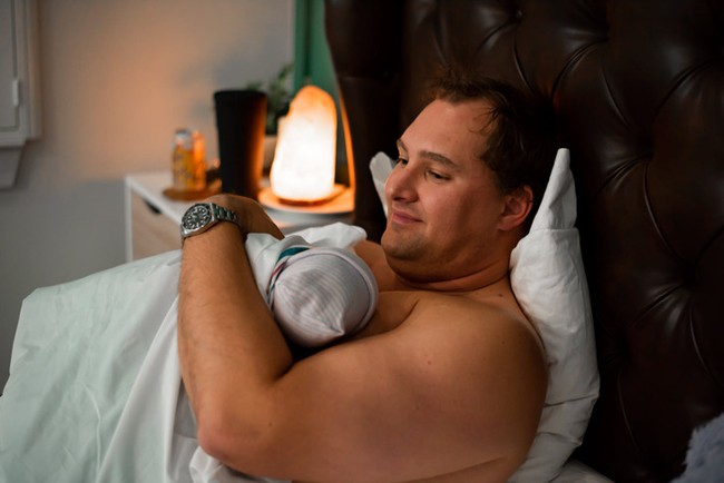 Saat seorang wanita menjalani proses persalinan dengan bertaruh nyawa, kehadiran seorang suami di sampingnya, akan memberikan dukungan mental yang sangat luar biasa. Foto: Instagram/@kpphotoinc