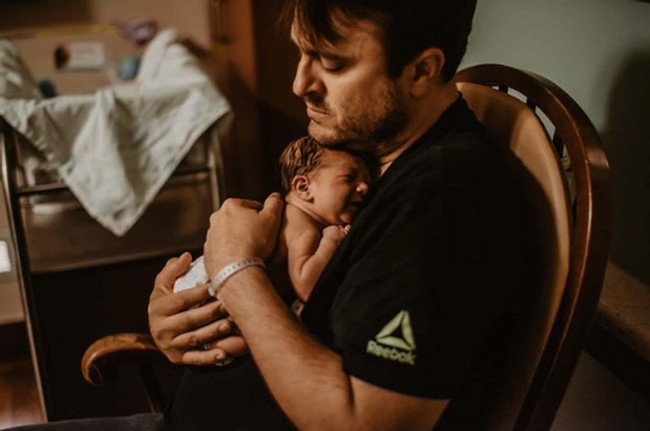 Peran suami atau seorang ayah pun tak kalah penting ketika sang bayi akhirnya tiba ke dunia.  Foto: Instagram/@kpphotoinc