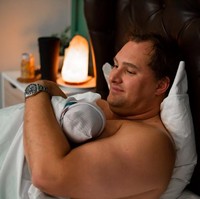 Saat seorang wanita menjalani proses persalinan dengan bertaruh nyawa, kehadiran seorang suami di sampingnya, akan memberikan dukungan mental yang sangat luar biasa. Foto: Instagram/@kpphotoinc