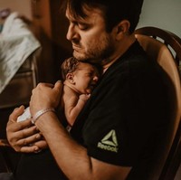 Peran suami atau seorang ayah pun tak kalah penting ketika sang bayi akhirnya tiba ke dunia.  Foto: Instagram/@kpphotoinc