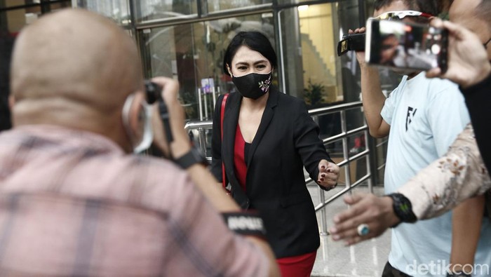 Presenter TVOne Brigita Manohara penuhi panggilan penyidik KPK hari ini. Usai diperiksa, ia langsung diserbu sejumlah awak media.