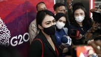 Ali menjelaskan KPK juga telah mencecar sejumlah kerabat dekat Ricky Ham. Mereka ditanyai soal proses pelarian Ricky Ham ke Papua Nugini.