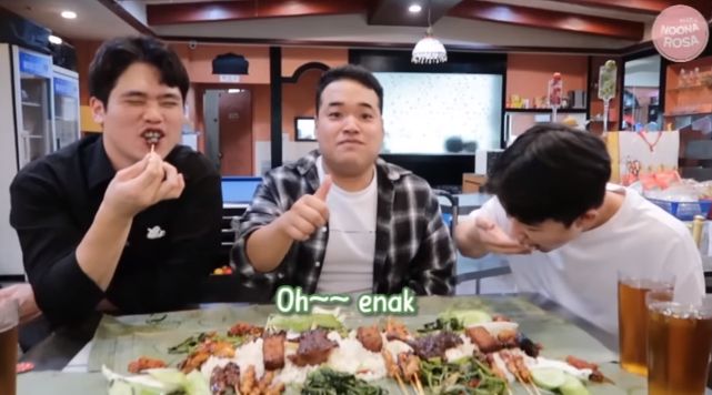 Orang korea makan nasi liwet langsung pakai tangan