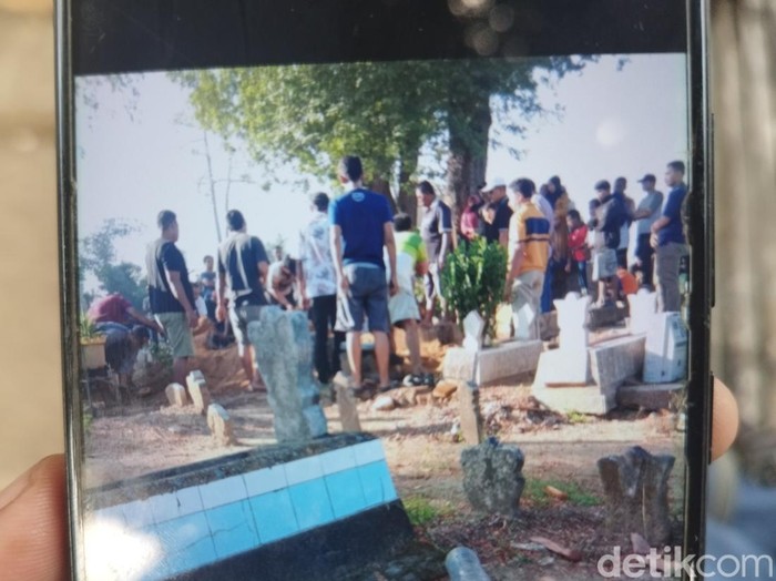 Pemakaman 4 warga Surabaya yang tewas karena miras oplosan