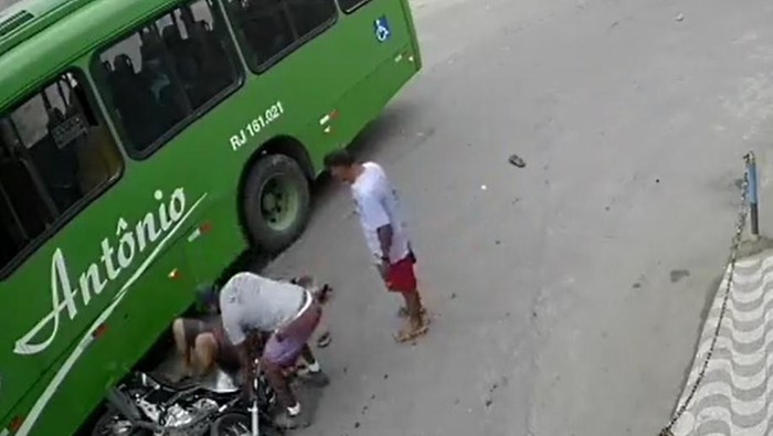 Pemotor selamat usai kepalanya terjepit ban bus