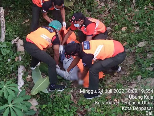 Pemuda berusia 23 tahun ditemukan tewas tergantung di pinggiran sungai wilayah Banjar Paangtebel, Desa Peguyangan Kaja, Denpasar Utara, Minggu (24/7).