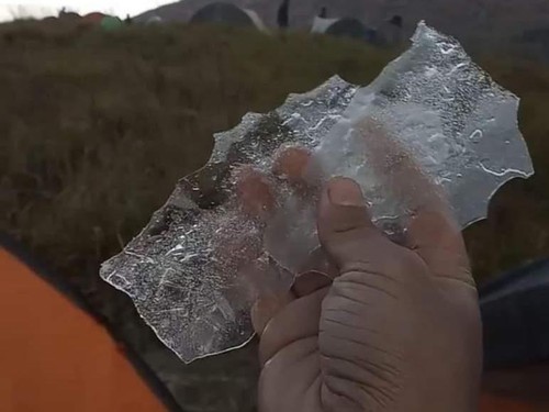 Pendaki di Bukit Savana Propok temukan bongkahan es di depan tenda pada Minggu (24/7/2022) kemarin