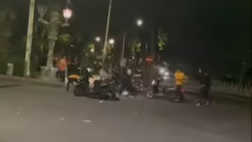 Video pengeroyokan di dekat Lapangan Puputan Badung I Gusti Ngurah Made Agung beredar dan viral di media sosial. Aksi pengeroyokan itu terjadi pada Sabtu (23/7/2022).