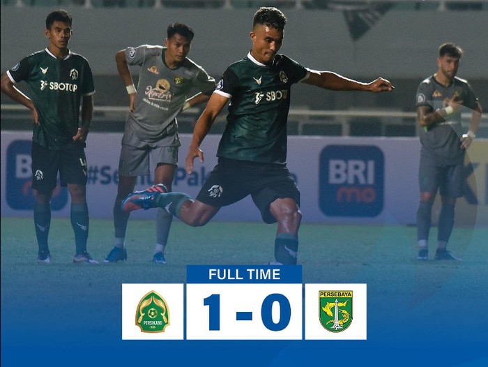 Laga Persikabo 1973 vs Persebaya digelar mulai pukul 20.30 WIB. Di menit kedua, tuan rumah langsung mendapat peluang setelah Muhammad Dimas Drajad dilanggar di depan kotak penalti Persebaya.