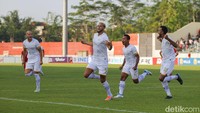 Tuan rumah Persis Solo dikejutkan dengan gol cepat yang dicetak Dewa United saat laga baru berjalan dua menit. Bola tendangan sepak pojok dilepas ke tiang jauh dan disundul Risto Mitrevski ke depan gawang. Karim Rossi kemudian menyambar dengan tandukannya untuk membawa Dewa United ungguli Persis 1-0. Foto: Pius Erlangga/detikJateng