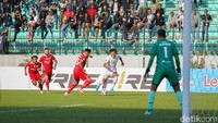 Persis kembali berhasil menyamakan kedudukan menjadi 2-2 empat menit kemudian. Pemain pengganti Gavin Kwan Adsit melakukan tandukan menyambut tendangan bebas dari Messidoro. Foto: Pius Erlangga/detikJateng