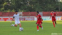 Lagi-lagi untuk kali ketiga Dewa United berhasil ungguli Persis dengan skor 3-2 pada menit ke-74. Gol dicetak Natanael Siringo yang melepaskan tendangan voli dari luar kotak penalti setelah menerima umpan tumit dari Karim Rossi. Foto: Pius Erlangga/detikJateng