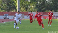 Di awal babak kedua, Persis berulang kali mengancam gawang Dewa United. Setidaknya ada empat peluang yang mereka ciptakan pada 10 menit pertama babak kedua. Foto: Pius Erlangga/detikJateng